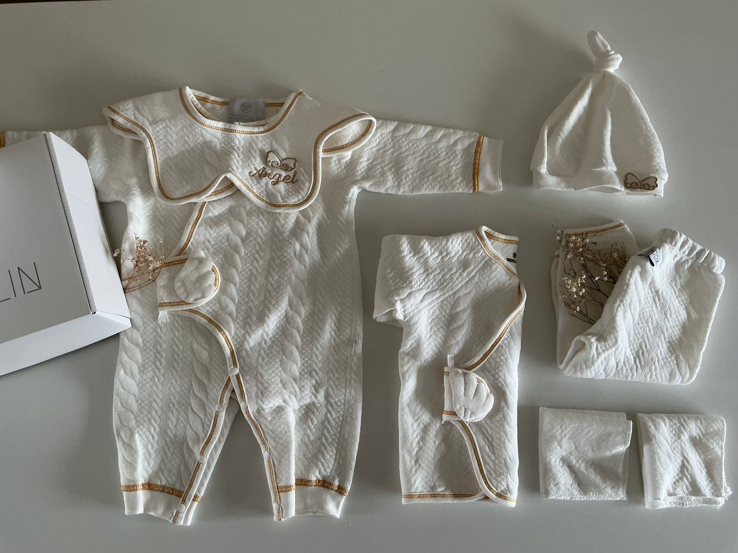 L'Univers Douxcalins : Des Boxes Personnalisées, Confort et Tendresse pour Bébé