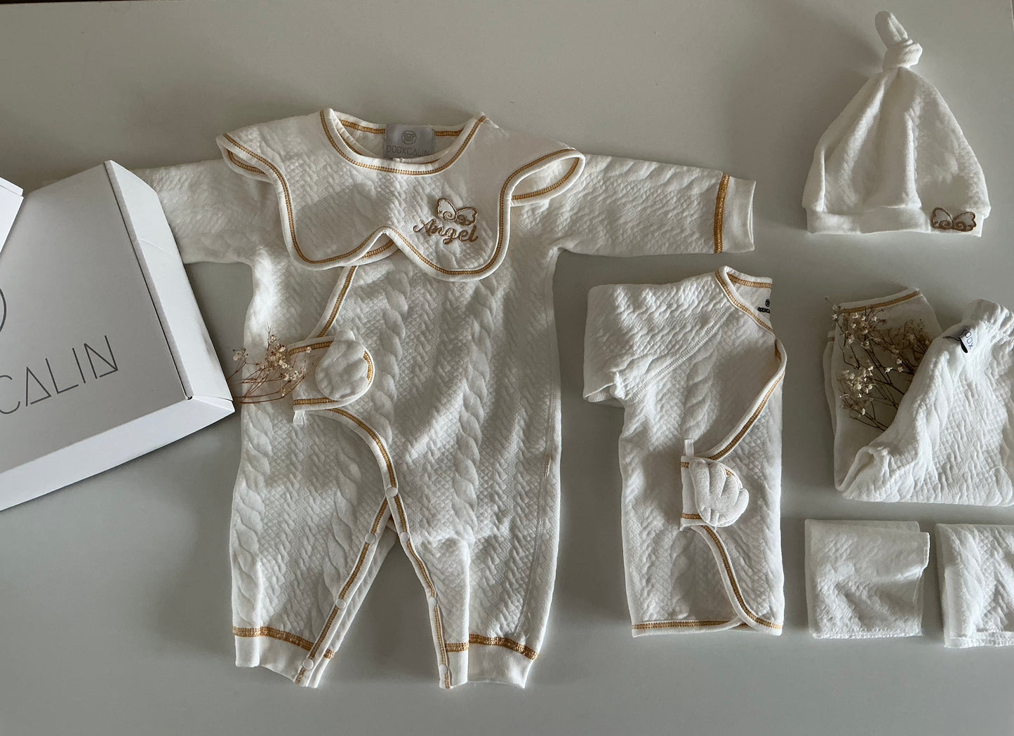 L'Univers Douxcalins : Des Boxes Personnalisées, Confort et Tendresse pour Bébé