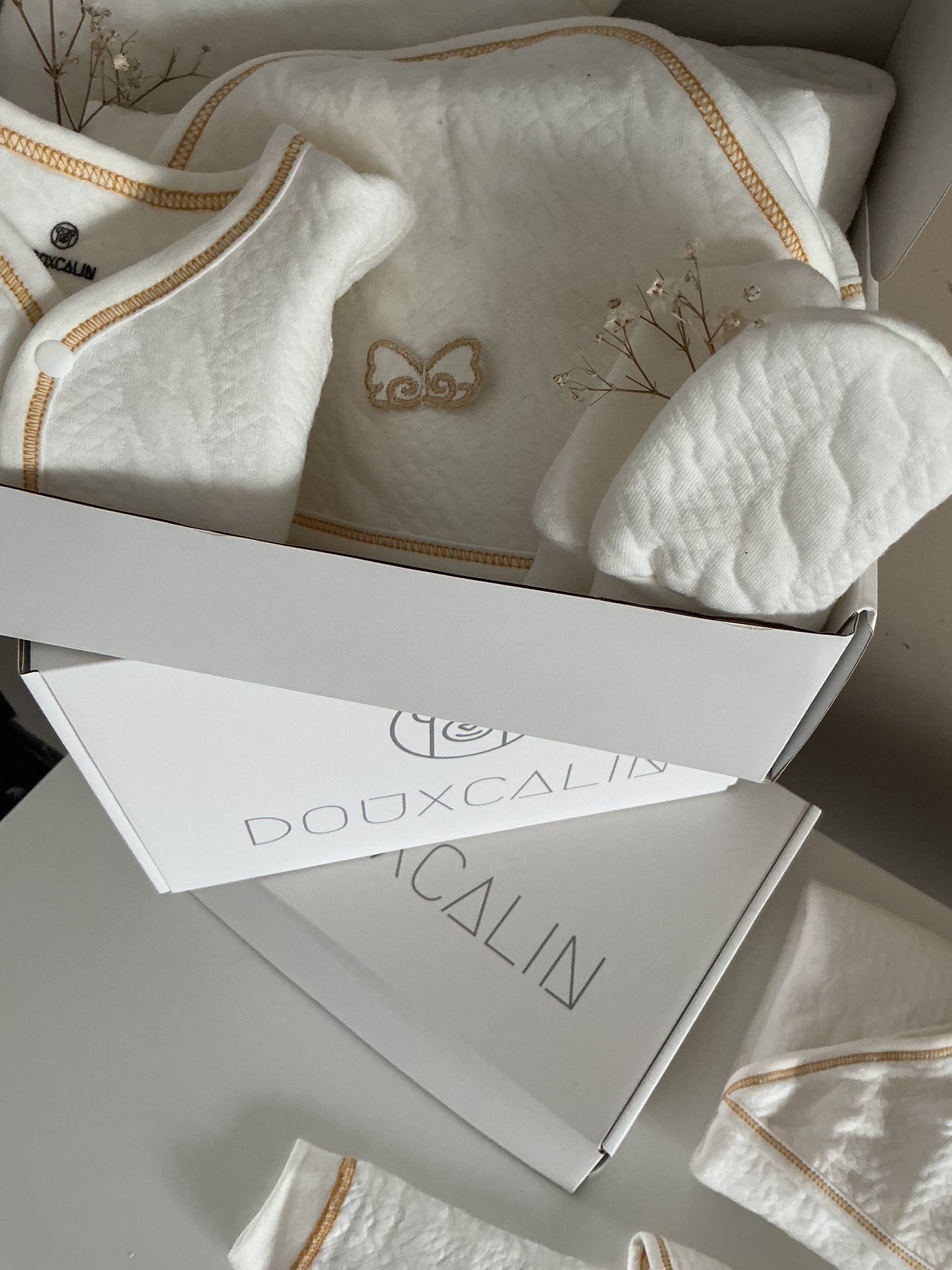 L'Univers Douxcalins : Des Boxes Personnalisées, Confort et Tendresse pour Bébé