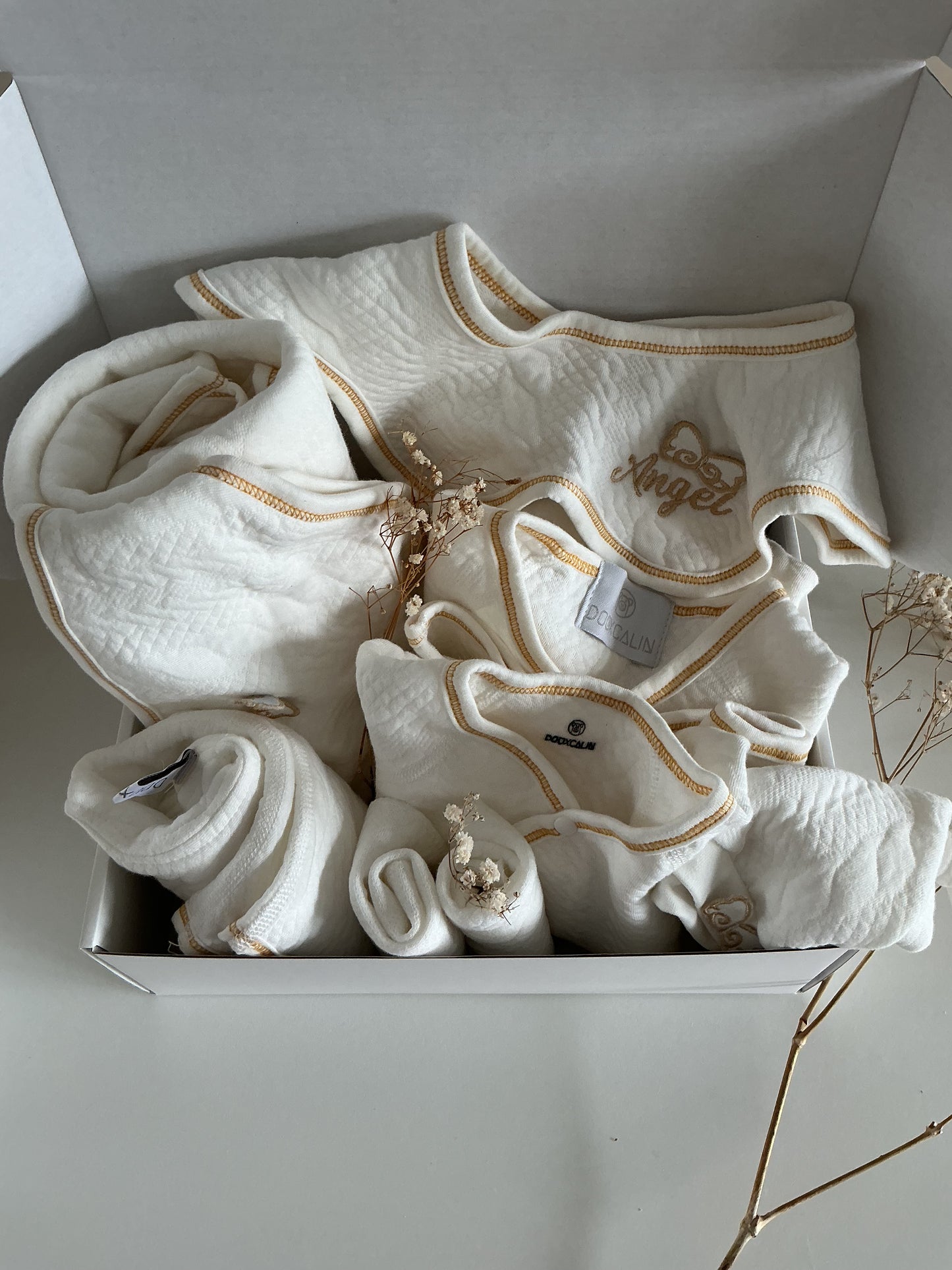 L'Univers Douxcalins : Des Boxes Personnalisées, Confort et Tendresse pour Bébé